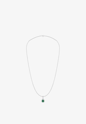 Sølvhalskæde med en fin kæde, der har en dråbeformet grøn ædelstensvedhæng omgivet af en cirkulær accent.