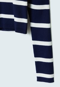 Maglione a coste blu navy con strisce orizzontali bianche, caratterizzato da un design aderente e maniche lunghe. La texture è morbida ed elasticizzata.