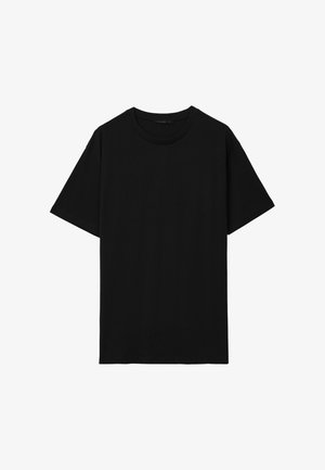 T-shirt nera a maniche corte con collo a giro, design semplice, esposta in piano su uno sfondo bianco.