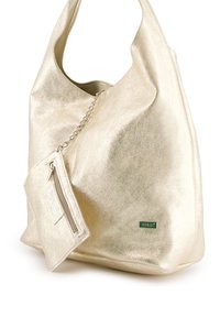Guldmetalisk tote taske med en glat overflade, blød design, sidelomme med lynlås og sølvfarvet kædeaccent. Logo synligt på forsiden.