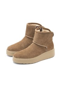 Botas de tobillo de ante marrón con un suave forro interior, cierre de cremallera y suela de goma con una ligera plataforma. Detalles de costura sencillos.