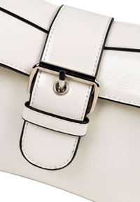 Borsa a mano sintetica bianca con finitura lucida, dotata di bordi neri, una tracolla centrale e una chiusura con fibbia in tono argento.