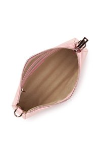Pochette in pelle rosa con un esterno liscio, chiusura con zip e foderatura interna beige. Presenta un dettaglio in metallo argentato per la cerniera.