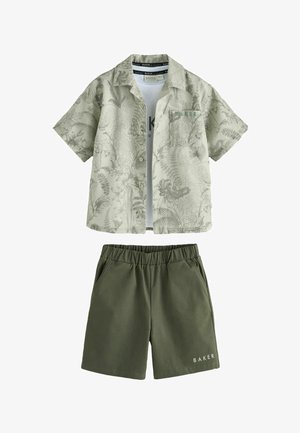 Trumpa žalia su žydinčių augalų raštais marškinėliai trumpomis rankovėmis; derančios žalios kelnaitės su elastinga juosmens juosta ir "BAKER" ženklinimu apačioje.