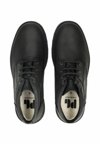 Scarpe in pelle nera con punte tonde, design con lacci, superficie texture, e soletta marchiata; cuciture visibili e suole flessibili.