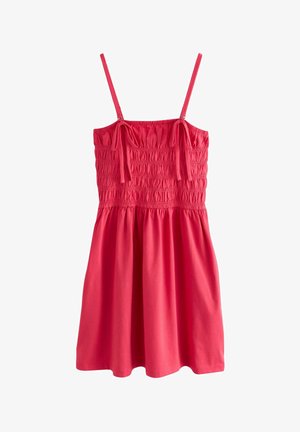 Rød ærmeløs sommerkjole med justerbare stropper, smocket krop og rynket talje, hængende mod en hvid baggrund.