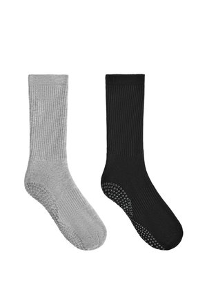 Paar gerippte Crew-Socken, eine hellgrau und eine schwarz, jeweils mit strukturierten rutschfesten Sohlen.