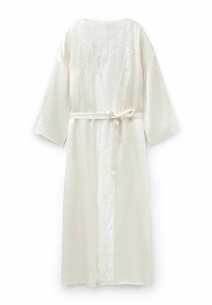 Bata larga de satén blanca con ribete de encaje en el delantero y las mangas, mangas anchas de tres cuartos y cinturón atado en la cintura.