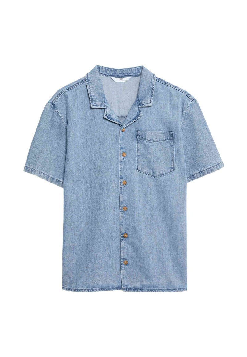Lichtblauw denim overhemd met korte mouwen, knoopsluiting aan de voorkant, een kraag en een opgestikte zak op de linkerkant van de borst. Voorzien van bruine knopen.