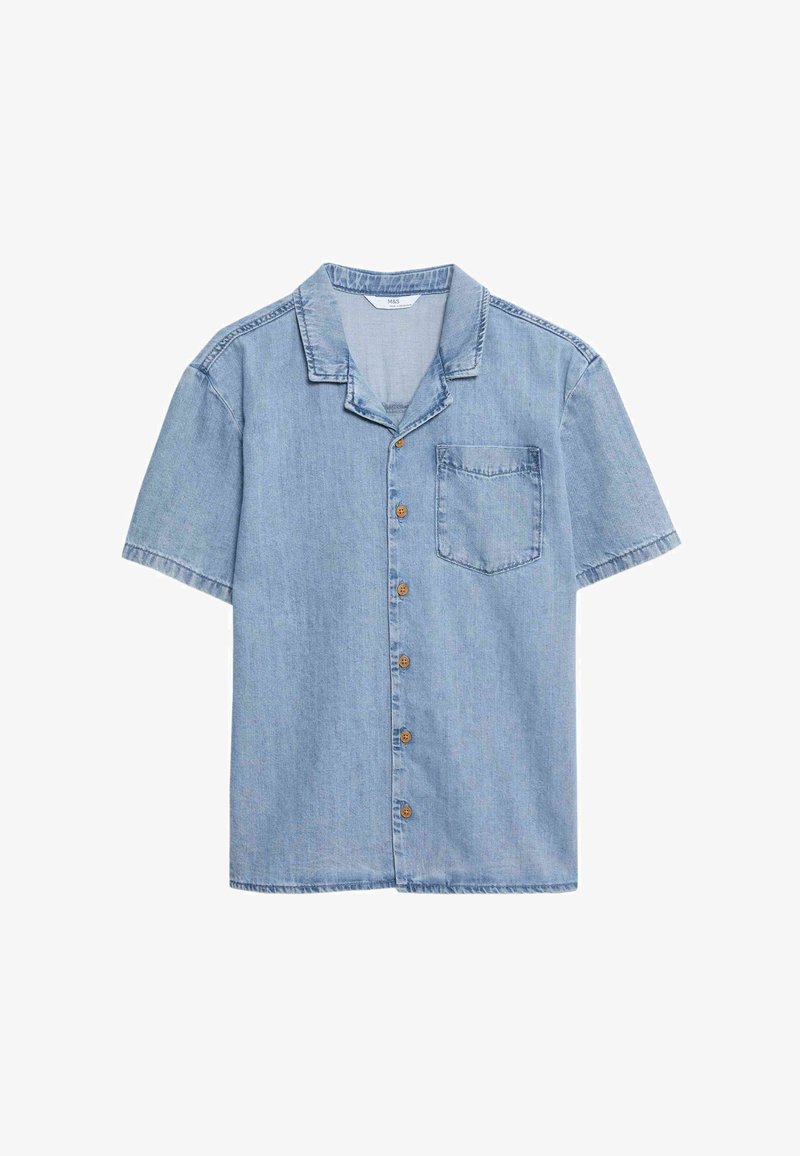 Lichtblauw denim overhemd met korte mouwen, knoopsluiting aan de voorkant, een kraag en een opgestikte zak op de linkerkant van de borst. Voorzien van bruine knopen.