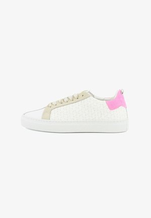 Sneaker basso intrecciato bianco con lacci e dettagli beige e linguetta rosa sul tallone, visto dal lato esterno su sfondo bianco.