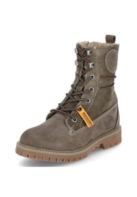 Botte en daim marron à lacets avec œillets en métal, col rembourré, semelle en caoutchouc et étiquette de marque orange. Caractéristiques de construction durable et surface texturée.