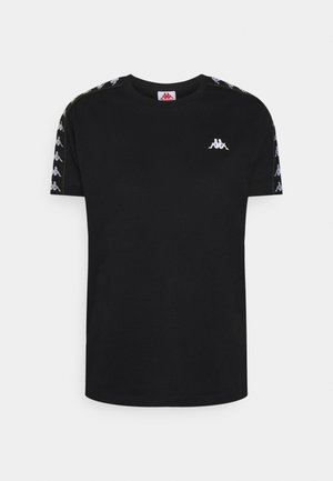 Sort T-shirt med korte ærmer med hvidt logo på brystet og gentaget hvid logo-tape langs skuldersømmene og ærmekanterne.