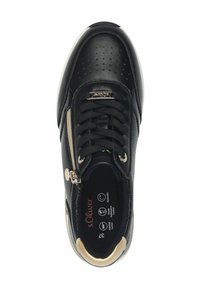 Sneaker nera con tomaia in pelle testurizzata, dettagli dorati, chiusura con lacci, zip laterale e dettagli perforati. Soletta removibile.