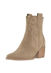 Tanfarbene Wildleder-Ankle-Boots mit gestickten Westernmustern, spitzer Zehe und gestapelten Absatz. Doppelte seitliche Ziehlaschen für einfaches Anziehen.