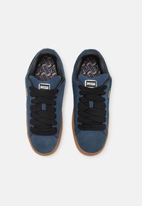 Puma UNISEX - Gördeszkacipők - club navy/black/gold