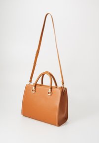 Borsa a tracolla in pelle marrone con due manici corti e una tracolla lunga regolabile. Presenta dettagli in metallo dorato e cuciture a contrasto. Forma quadrata.