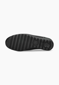 Semelle de sneaker noire avec un motif texturé. Présente des rainures striées pour une adhérence et un logo près du talon. Le matériau semble en caoutchouc.