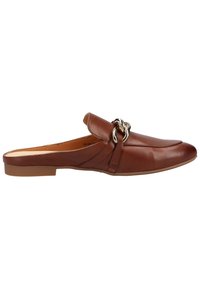 Mule en cuir marron à enfiler, avec bout pointu et ornée d'une chaîne métallique sur le dessus, semelle plate et dos ouvert.