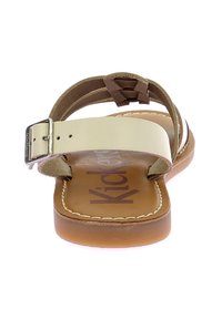 Bruna och beige lädersandaler med bakrem, spänne och broderade sulor. 'Kickers'-logotypen präglad på innersulan.