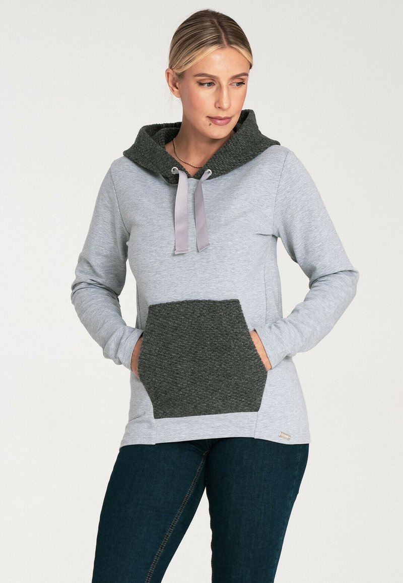 Szara bluza z kapturem z teksturowaną, ciemnoszarością kieszenią i kapturem. Posiada ściągacz przy dekolcie i długie rękawy. Wykonana z materiału mieszanki bawełny.