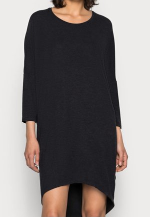 Ciemna, luźna sukienka z rękawami do połowy przedramienia. Wykonana z miękkiego materiału, posiada okrągły dekolt oraz asymetryczny dół z dłuższym tyłem.