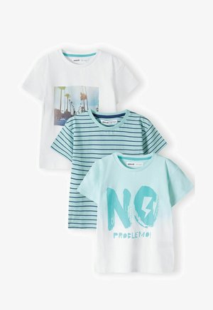 Tři dětské trička: jedno bílé s grafikou palmy, jedno pruhované modro-bílé a jedno světle modré s potiskem "ŽÁDNÝ PROBLÉM!".