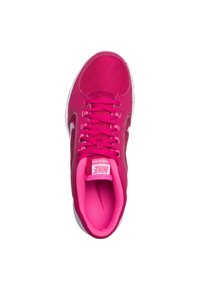 Scarpa sportiva rosa con tomaia in mesh, di colore bianco contrastante per il swoosh, i lacci e il colletto imbottito. Presenta una suola spessa bianca e un interno rosa brillante.