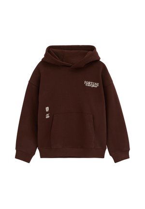 Sweat à capuche marron avec poche avant et texte blanc "FORTUNE Club Spirit" sur la poitrine ainsi qu'un petit graphisme blanc près de la poche.