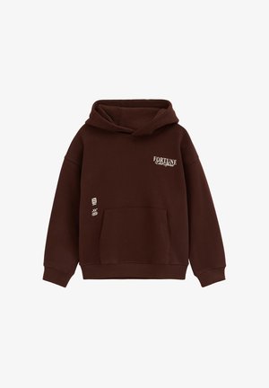 Sweat à capuche marron avec poche avant et texte blanc "FORTUNE Club Spirit" sur la poitrine ainsi qu'un petit graphisme blanc près de la poche.