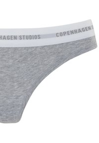 Sivé bavlnené tanga s hladkou štruktúrou, s bielym pásom potlačeným nápisom "COPENHAGEN STUDIOS" v sivých písmenách.