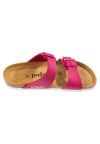 Rosa fusk läder slide sandal med två justerbara remmar och en formad korkfotbotten. Vit yttersula med varumärkeslogotyp präglad på fotbotten.
