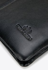 Schwarzes Lederportemonnaie mit strukturierter Oberfläche, geprägt mit einem Logo, abgerundeten Kanten und Klappverschluss.