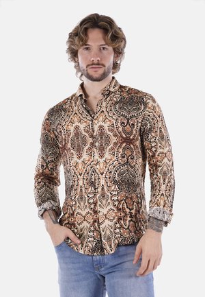 Camicia a maniche lunghe realizzata in tessuto fantasia con motivo paisley nelle tonalità di marrone, crema e nero; chiusura con bottoni sul davanti e polsini arrotolabili.
