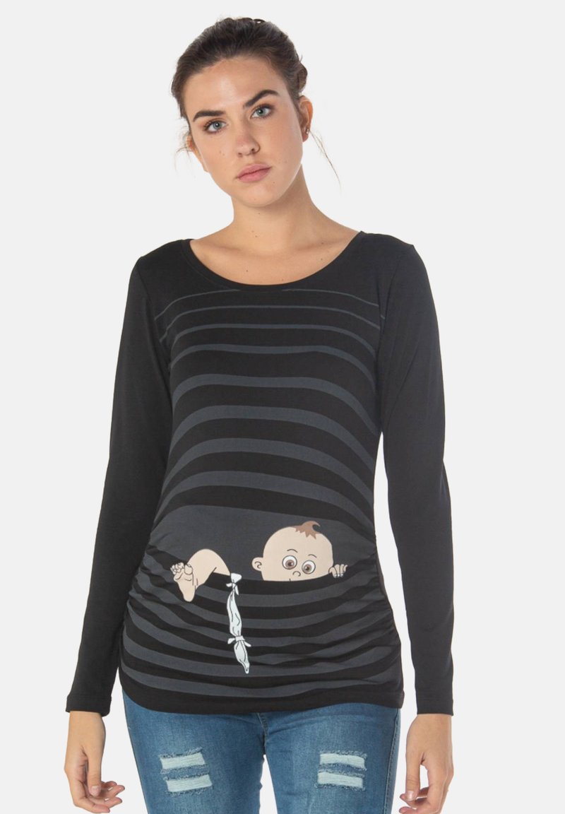 Schwarzes langärmliges Shirt mit horizontalen Streifen und einem Grafikdesign eines Cartoon-Babys, das durch einen Ausschnitt schaut. Hergestellt aus weichem Stoff mit einem runden Halsausschnitt.