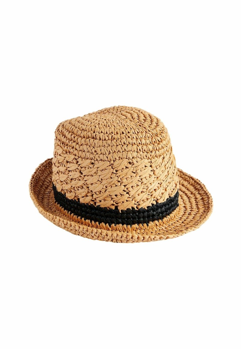 Chapeau fedora en paille tressée brun clair avec un ruban noir autour de la base de la calotte sur fond blanc.