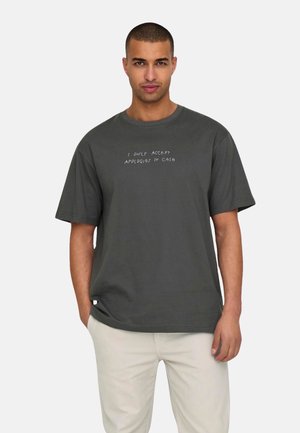 Dunkelgraues Baumwoll-T-Shirt mit kurzen Ärmeln, Rundhalsausschnitt und weißem Text, der sagt: "Ich akzeptiere Entschuldigungen nur in bar."