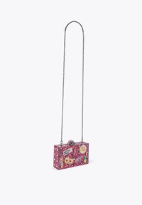 Borsa rettangolare rosa con tracolla a catena, caratterizzata da motivi decorativi, un fermaglio rotondo e vari modelli e accenti colorati.