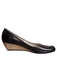 Chaussure compensée en cuir noir avec un bout rond, semelle intérieure texturée et un talon compensé au motif bois. Présente un motif décoratif subtil sur le dessus.