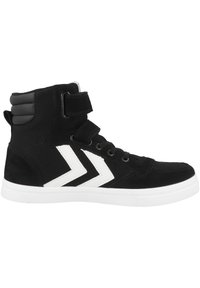 Czarne sneakersy wysokie wykonane z zamszu i materiałów syntetycznych. Posiadają biały wzór w kształcie chevronu, wyściełany kostkę i regulowany pasek. Biała podeszwa.