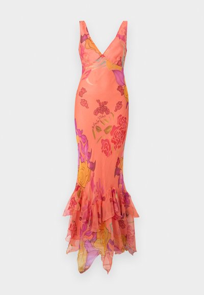 Αμάνικο κοραλί ροζ μακρύ φόρεμα με βαθύ V λαιμόκοψη, φλοράλ σχέδιο σε κόκκινο, κίτρινο και μωβ και στρωτό βολάν στο τελείωμα.