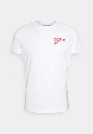 Hvid bomuld T-shirt med et rødt trykt logo, der siger "Diesel MAIN EVENT" på venstre bryst. Kortærmet, rund hals.