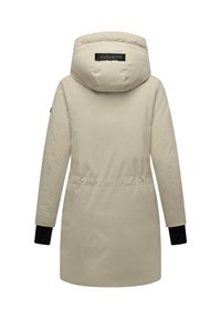 Beige waterdichte parka jas met een capuchon, taille cinch en zwarte accentmanchetten. Beschikt over een logo patch op de rug en een glad, textuur oppervlak.