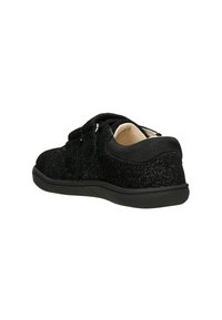 Scarpa nera, con texture, dotata di una parte superiore morbida, lacci elastici e suola in gomma. Presenta una punta arrotondata e un rivestimento interno imbottito.
