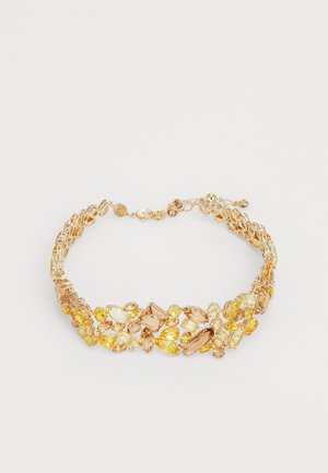 Collier ras du cou en ton doré avec des clusters de pierres précieuses jaunes et ambre de différentes formes et tailles, avec une fermeture à mousqueton.
