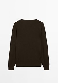 Dunkelbrauner, langärmliger Strickpullover mit geripptem Muster, Rundhalsausschnitt und geradem Saum, von hinten auf weißem Hintergrund abgebildet.
