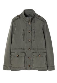 Chaqueta verde oliva de algodón, con un cuello alto, seis botones de cierre y cuatro bolsillos frontales con solapas y detalles con cremallera.
