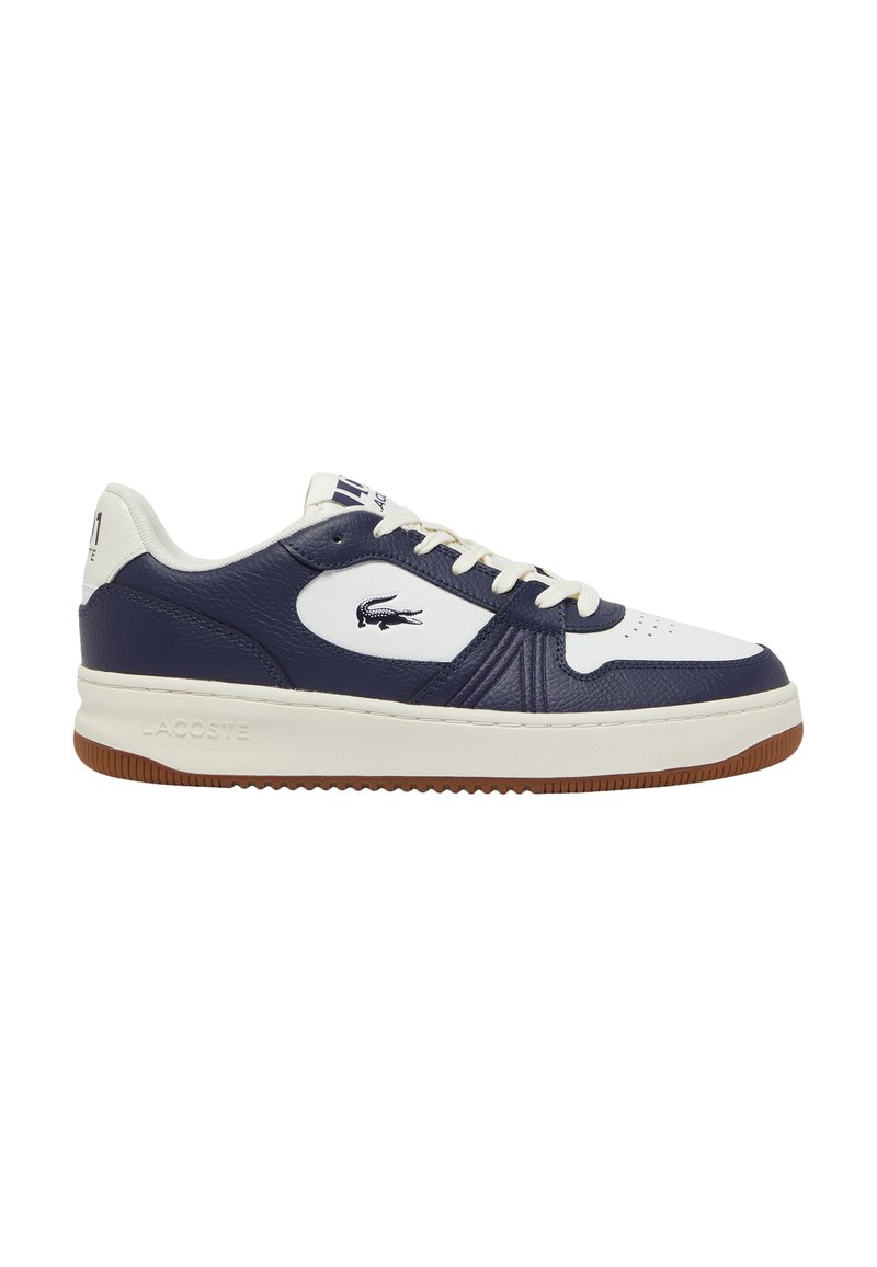 Lacoste-Sneaker mit einem Obermaterial aus weißem und marineblauem Leder, das ein strukturiertes Design aufweist, crèmefarbene Schnürsenkel und eine braune Gummisohle.