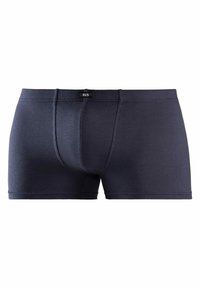 Tamsiai mėlyni vyriški bokseriai su minkšta, lygi texture, pasižymintys aptemptu dizainu, pamušalu kišeniu ir plokščiais siūlais patogumui. Juosmens juosta turi logotipą.