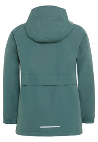 Giacca impermeabile di colore teal con cappuccio, cordino e polsini elasticizzati. Presenta una ventola sul retro e una striscia riflettente sull'orlo.
